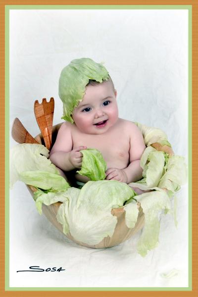 Rodrigo González Valencia en una fotografía de estudio con motivo del Día del Niño, es hijito de los señores Rodrigo González y Valeria Valencia de González