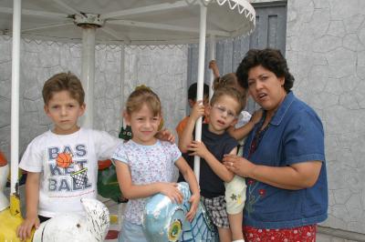 José Manuel, Sara, Alba e Ignacio, con su mamá Cecilia Cardiel de Castro.