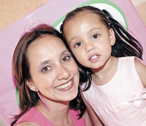 Amanda con su mamá Alicia Martínez de Soto