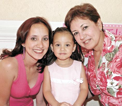 PIÑATA PARA AMANDAAlicia Martínez de Soto, Amanda y su abuelita Alicia de Martínez