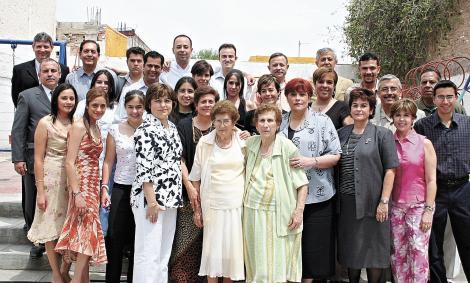 Cumple 80 AñosEnriqueta Martínez Vda. de Del Río festeja 80 años y por tal motivo se reunió con toda su familia quienes le dieron grandes momentos de felicidad es éste día.