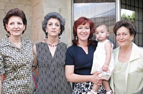 Vivian Tafich, Miriam Issa, Clara Flores, Marianne Garnier y Lupita de Flores