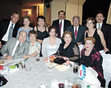 Ricardo y Martha Irene Dávila, María Esther de Constantino, Francisco Porragas, Blas Pérez, Miguel y Georgina Mena, Rogelio y Mary Sada, Bertha Martínez de Madero, Yolanda de Porragas y Rosita de Pérez