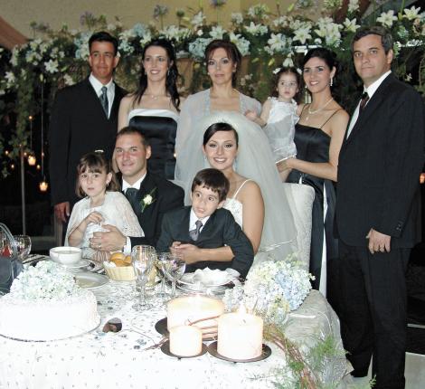 Ricardo Barraza y Mónica Madero de Barraza, Bertha Martínez de Madero, Bertha Madero de Pérez, Humberto Pérez Alonso y los niños Marisol y Humbertito Pérez Madero en brazos de los novios