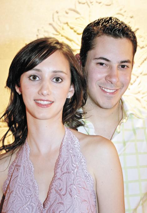 BIENVENIDA A LA FAMILIALos novios Carlos Cantú Quintero y Ángela María Aguilar