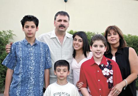 FIESTA DE XV AÑOSLa quinceañera con sus padres y hermanos Teofilo Murra Giacoman, Jaqueline Ávalos de Murra, Toufik, Yessú y Said