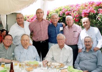 Carlos Román Cepeda acompañado de Carlos Cepeda, Francisco Torres, Alberto González Domene, Marcelo Bremer, Francisco Valderrama, Salvador Torres, Aljandro Gurza, Carlos Cepeda, Pedro Borbulio y Porfirio Izasi.