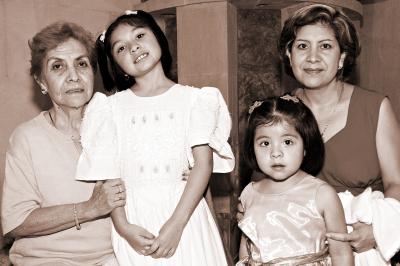 Francisca Acevedo, Luz Elena González y las niñas Ingrid y Evein.