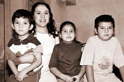 Laura López y los niños Christian, Carlos y Hania.