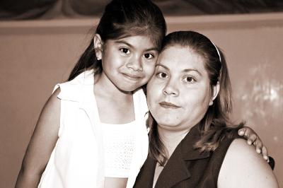 María de Jesús Valenzuela y la niña María Fernanda Reyes