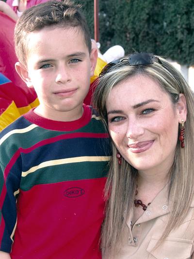 Rogelio Medina Correa junto a su mamá, Martha Correa.