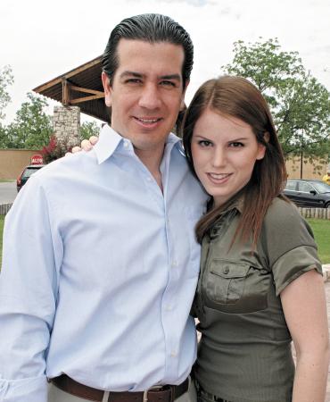 Omar Álvarez y Lupita Estrada de Álvarez.