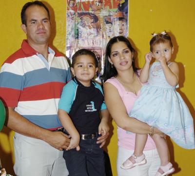 Nicole y Enrique Guzmán Herrera junto a sus papás, Enrique Guzmán y Teresa Herrera, en la fiesta de cumpleaños que le organizaron.