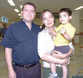 Raúl Galindo, Mónica Peña y Alan Galindo viajaron a Puerto Vallarta.
