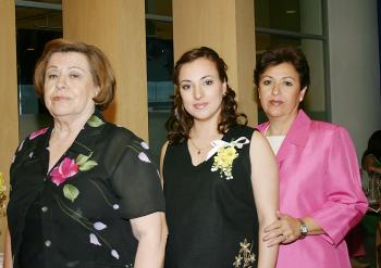 Rocío Vázquez con Mercedes Sagarena y Ctalina Corral de Gamboa.