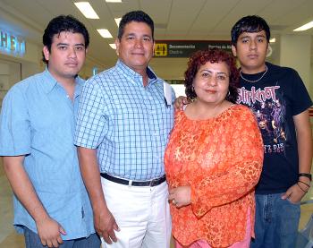 Jesús Ruvalcaba viajó a Cancún y lo despidieron  Cristy Valenzuela, Héctor y Jesús Ruvalcaba.