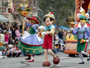 El desfile en vistosos carros alegóricos, en el que no podían faltar estrellas como 'Pinocho', 'La sirenita', 'Alicia en el país de las maravillas' y Blancanieves', recorrió la calle principal de este centro de diversiones que, con motivo de las festividades por los 50 años, fue denominado 'Walt Disney's Parade of Dreams'.