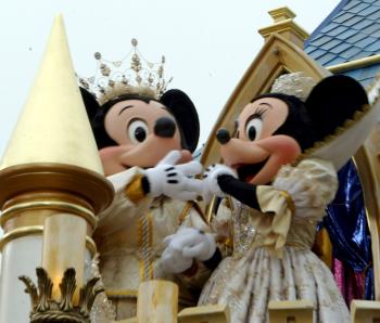 taviados con trajes en color blanco y dorado, en conmemoración del Aniversario de Oro de este centro, también estuvo el emblemático Mickey Mouse y Minnie, su compañera.