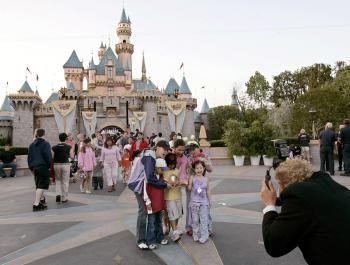 Con el marco del castillo renovado con ribetes dorados, una corte compuesta por las princesas más populares de la fantasía Disney participarán en la coronación de la Cenicienta.