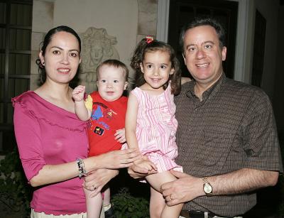 Fernandito con sus papás, Fernando y Norma y su hermana Ana Cecilia.