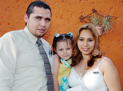 Melissa Zermeño Fernández junto a sus papás el día de su fiesta.