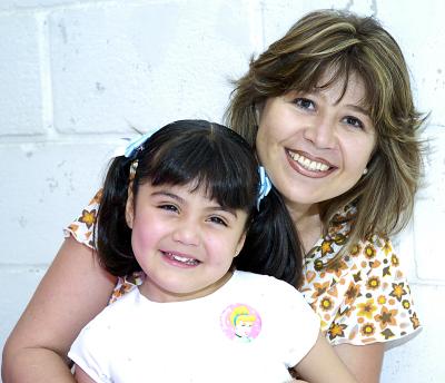 Sofía Jimena Jiménez junto a su mamá, Mónica Miranda de Jiménez.