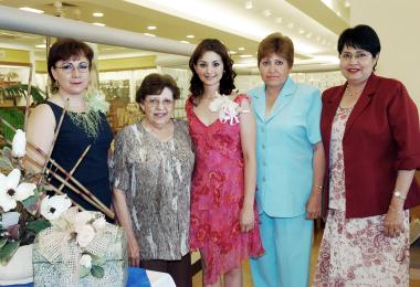 Diana Daher Pámanes junto a las anfitrionas, Arcelia de Daher, Hortencia Daher, María de la Luz Daher y la Sra. Socorro de Casas