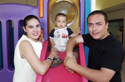 Flavio Aldape Cabral y Marcela Arellano con su hijo Emilio