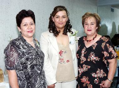 Con motivo de su próxima boda , Estrella Estrada Barrios disfrutó de una despedida de soltera que le ofrecieron Josefina Barrios y  Laura Ornelas.