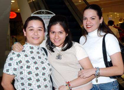 Cinthia, Lupita, y Marifer Rivas.