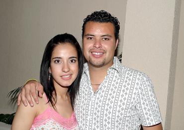 Daniela Magaña Guerrero en compañía de su novio Guillermo Serrano en la fiesta que le organizó por su cumpleaños