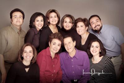 Jesús,. Alicia, Lourdes, Rosy, COco, Raymundo, Gaby, Sra Josefina, Sr, Raymundo y María Luisa Duarte en una fotografía de Laura Grageda.