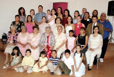 Ernestina Isabel Marín, acompañada de familiares