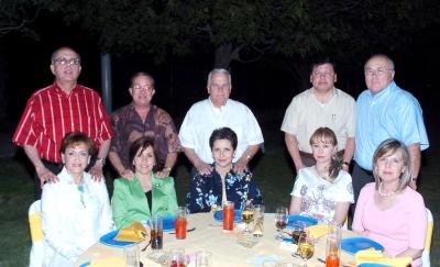 Armando y Lety Martínez, Jorge y Silvia Pérez, Arturo y Margarita Rivera, Fernando y Luarencia González, Cándido y Tere García