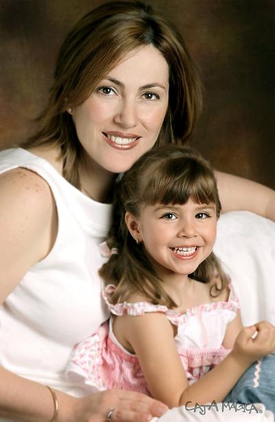 Cristina González con su hija Ana Criz González González en un estudio con motivo del Día de la Madre.