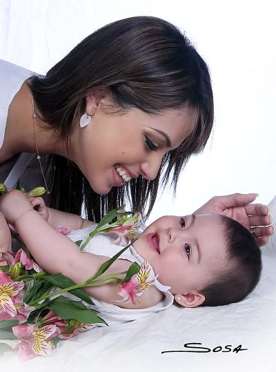 Sandra Hoffman de Kuri y su hija Mía Kuri hoffman en una fotografía con motivo del Día de la Madre.