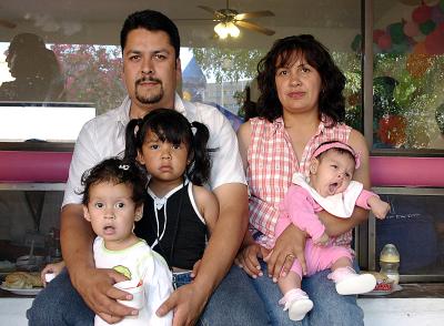 Víctor Álvarez y Margarita Montelongo con sus hijos Jaqueline, Abigail y Melini.