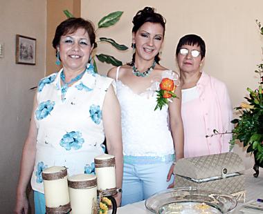 La futura novia, Raquel Bañuelas con las anfitrionas de su fiesta de despedida, Olicia Luna de López y Raquel Llaca.