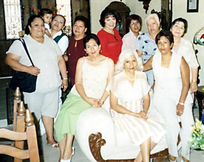 Quica Morín, Josefina Morín, Isabel Morín, Minerva Martínez, Lupita Palafox, Lourdes Delgado, Hilda Pérez y Rosina Gorjón, entre otras acompañaron a Herminia Morín de Gorján.