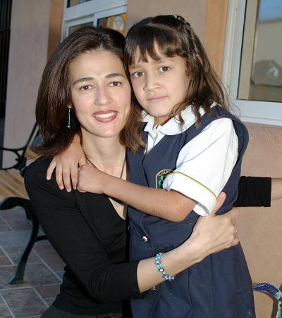 Alejandra Fernández de Sicairos y su hija Elena.