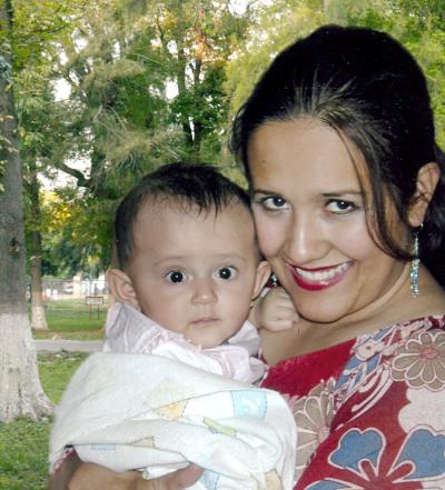 Leonor Adriana Salazar de Sida, junto a su mamá Leonor Adriana Sida Salazar.