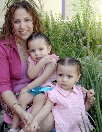 Ruth S. Barajas de González, con sus gemelitas Ruth y Frida