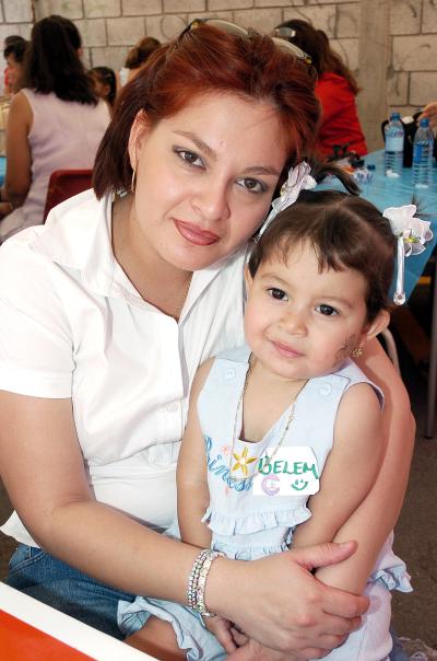 10 de mayo 
Señora Alejandra Ríos y su hija Sofía Rodríguez Ríos.