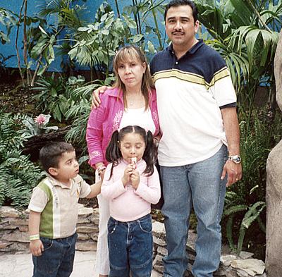 12 de mayo 
Pedro González Rodríguez y Milagros S. Ávila de González con sus hijos Perdo y Fernanda.