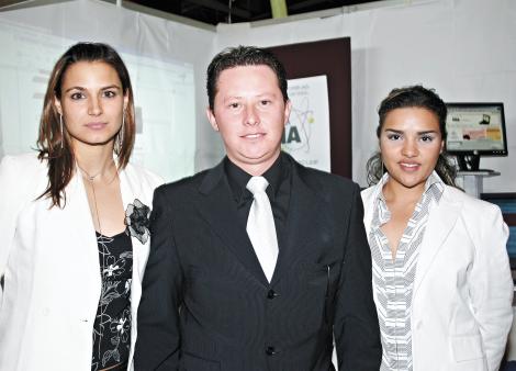 Ana Rosa García de Alba Darwich, Edgar Dorado Zarate y Brenda Ruiz de Esparza del proyecto MERCA UIA.