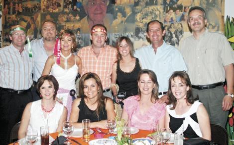 José Antonio Villarreal Maíz, Raniero Sambucci y señora, Gabriela Segura de Villarreal, Bernardo Villarreal Maíz y señora, Ana Isabel Villarreal Segura, Carlos Villarreal y señora; y Armando Vargas y señora.