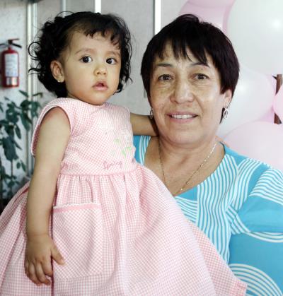 Valerida Ramírez Alba cumplió un año de vida, y su abuelita, San Juana Aguilar Venegas la festejó con una fiesta.