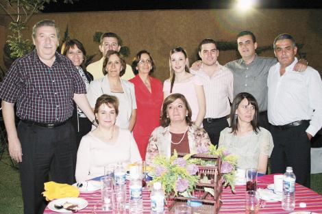 Luis y Ana Mary Rosas, Humberto y Edna Rosas, Ivonne y Georgina Rosas, Guillermo y Muñeca Arratia, Guillermo Arratia y Claudia Rosas; Benjamín y Esperanza Arratia