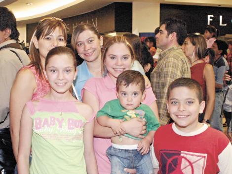 Ilse, Valeria, Herman y Lety de la Garza, Diego Gutiérrez y Norma Castejón