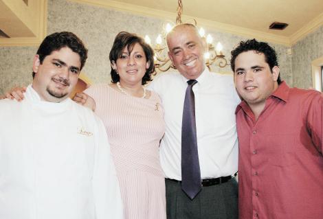 Alberto Humphrey Dugay y Ángela Guerrero de Humphrey con sus hijos Alberto y Andrés